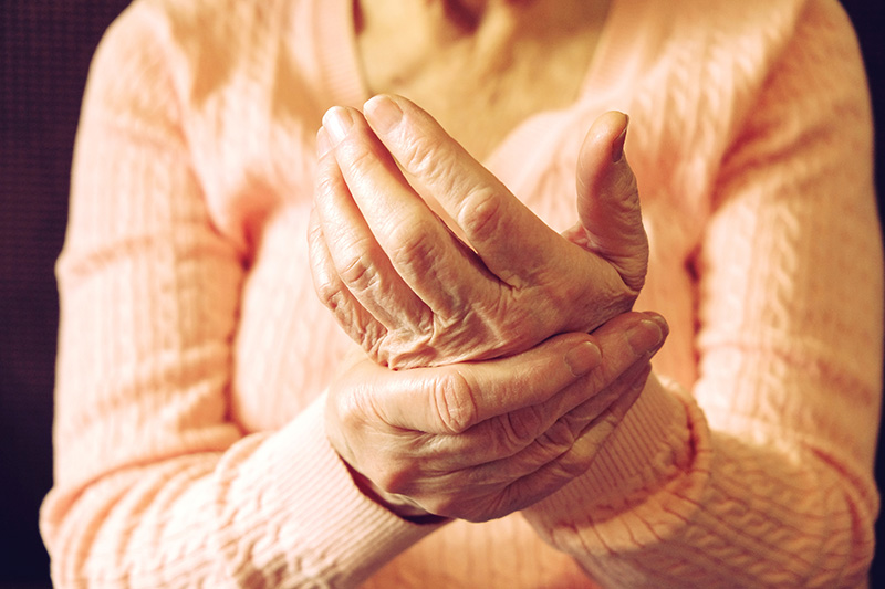 Rheumatoid Arthritis in the Hands: Symptoms and Treatments